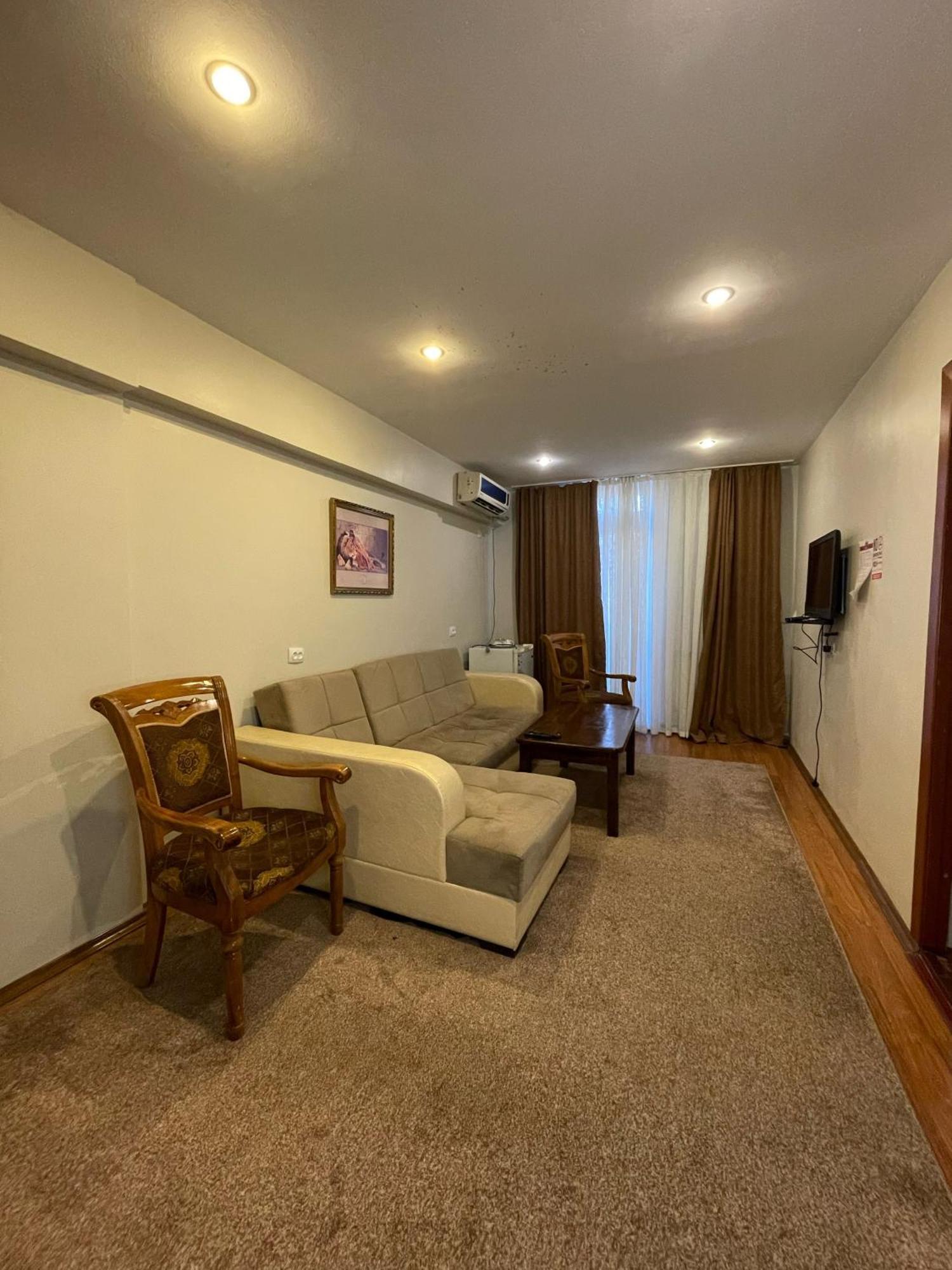 Salam Hotel Osh Bagian luar foto